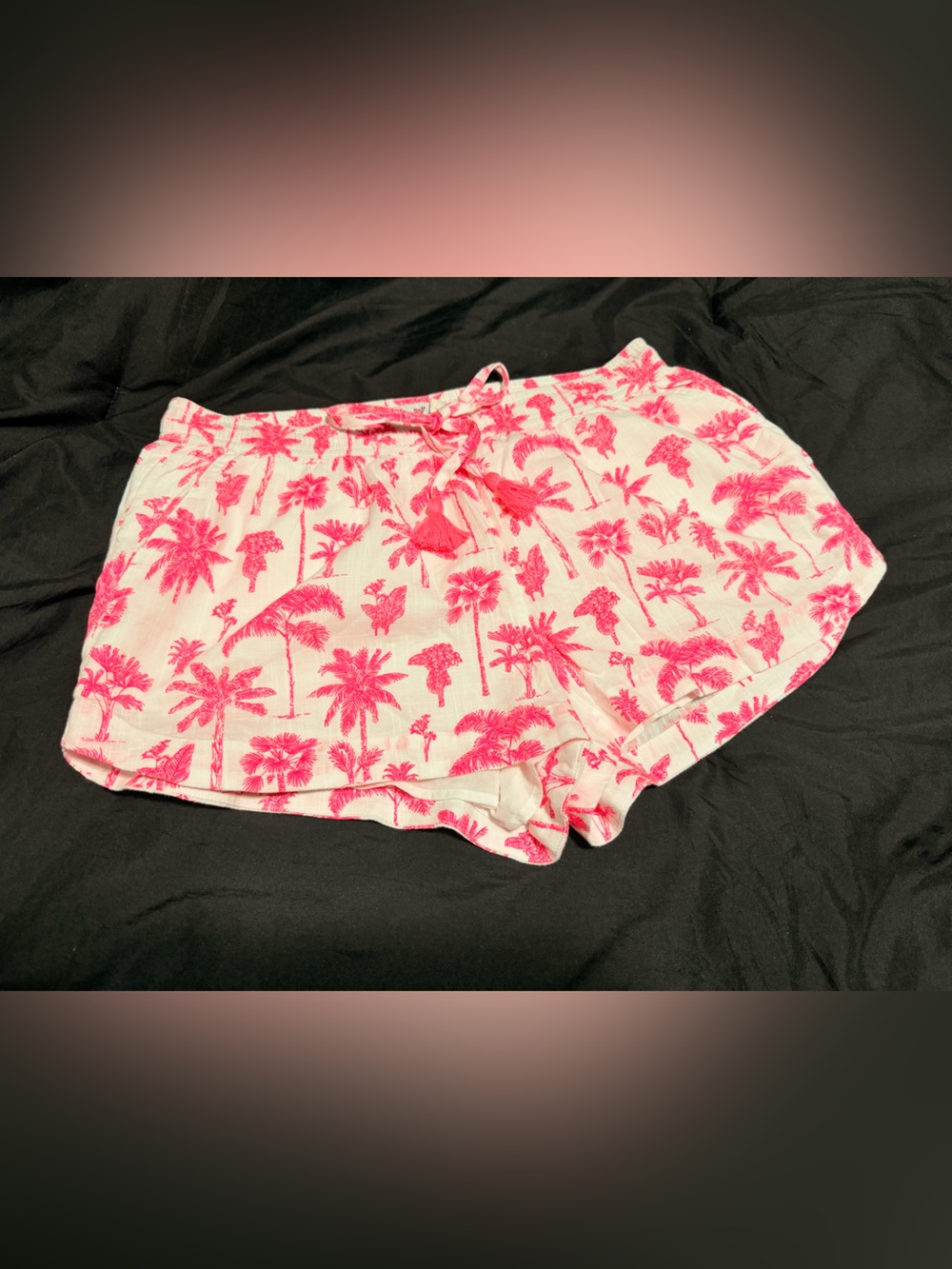 Vineyard Vines White Shorts with Hot Pink Palm Print size M new without tags
